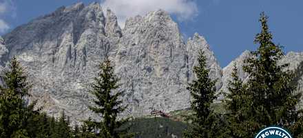 Die Gruttenhütte steht auf der sonnigen Südseite des Kaisergebirges am Fuß der Ellmauer Halt in Tirol.