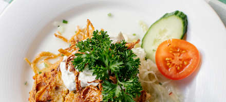 Käspressknödel mit lauwarmen Krautsalat auf der Gundhütte