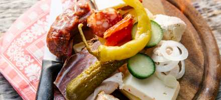 Brettljause mit Speck, Wurst und Käse auf der Hermagorer Bodenalm