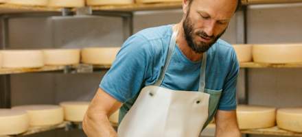 Hüttenwirt Walter Fercher in der Käserei