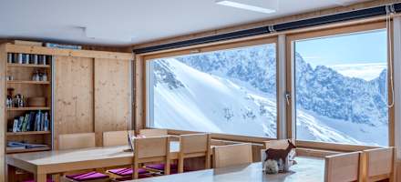 Stube in der Medelserhütte