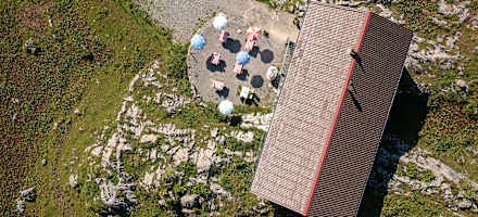 Das Berghaus Hintisberg aus der Vogelperspektive.