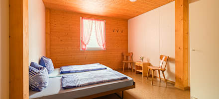 Eines der Zimmer im Berghaus Hintisberg