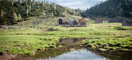 Im Frühjahr, bei Schmelzwasser, spiegelt sich die Hütte im sonst verschwundenen kleinen See