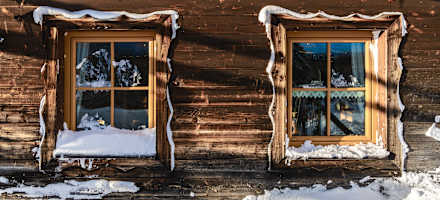 Verschneite Fenster laden zur Einkehr im Hollhaus ein.