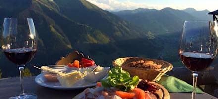 Köstlichkeiten auf der Panorama Alm genießen und dabei den Blick über die Berge schweifen lassen.