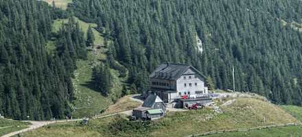 Das Rotwandhaus liegt in den Bayerischen Voralpen, südöstlich des Spitzingsees.