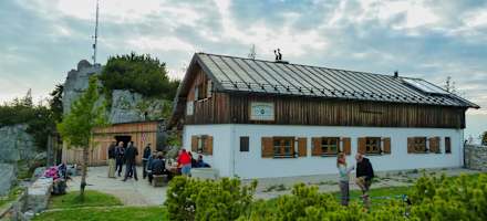 Die Kampenwandhütte ist eine geräumige und behaglich eingerichtete Selbstversorgerhütte in den Chiemgauer Alpen