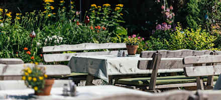 Gastgarten mitten im Blumenmeer auf der Karlhütte