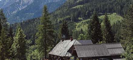 Die Karlhütte liegt direkt an der Hengstpaßstraße