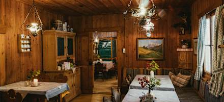 Die urige Stube der Karlhütte