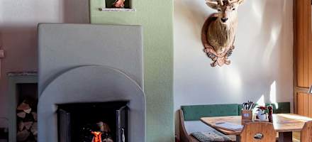 Die kleine Stube mit Ofen im Inneren der Katzenkopfhütte