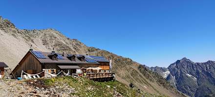 Die Kaunergrathütte wird mit Hubschrauber beliefert.