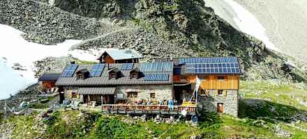 Die Kaunergrathütte (2.817 m) sitzt hoch über dem Tiroler Pitztal. 