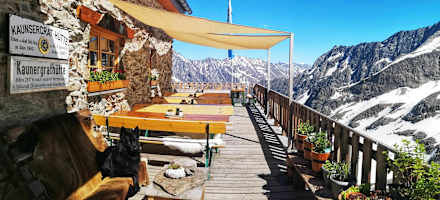 Sonnenterrasse vor der Hütte