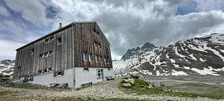 Keschhütte mit Piz Kesch im Hintergrund