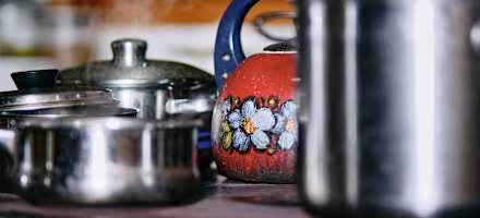 Auf der Kinkhütte, bewirtschaftet von Heidi Oberegger, können sich Gäste an Almschmankerl aus regionaler Produktion laben.