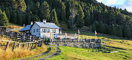 Die Klausner Hütte auf der Alm