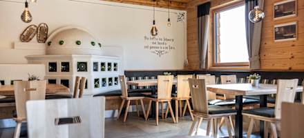 Stube mit Kachelofen in der Kleinarler Hütte 