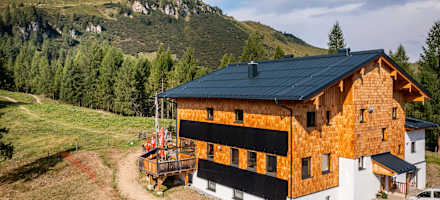 Seitenansicht Kleinarler Hütte mit Photovoltaik