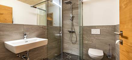 Badezimmer in einem der Doppelzimmern der Kleinarler Hütte 