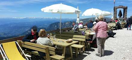 Aussichtsreiche Terrasse der Kölner Hütte