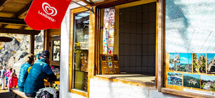 Die Küche bietet ein breitgefächertes Angebot an Bayrischen Gerichten und Getränken.