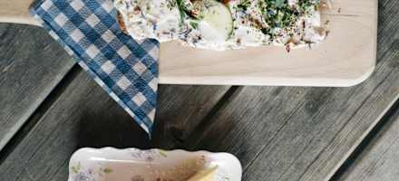 Brot mit Frischkäse aus eigener Herstellung und Topfenkuchen auf der Kreuzbergalm.