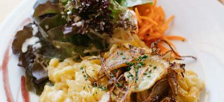 Kässpätzle mit Salat auf der Kreuzeckhütte