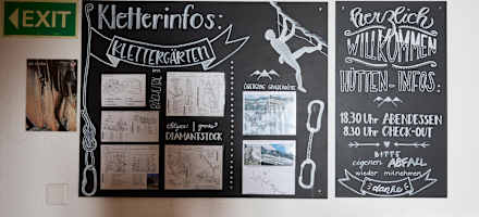 Tafel mit Kletterinfos in der Bächlitalhütte