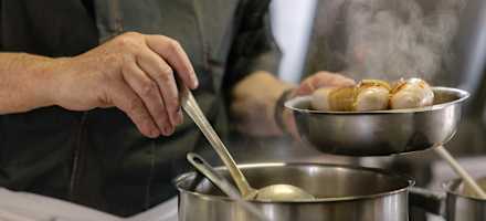 Auf der Almagellerhütte wird das Abendessen zubereitet.