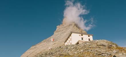 Die Hörnlihütte mit Matterhorn