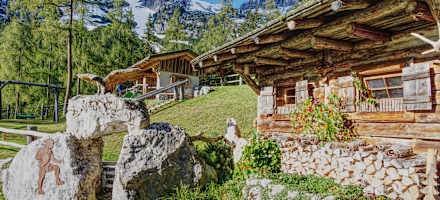 Kinder dürfen sich auf der Lärchbodenalm zudem über einen großen Spielplatz und die vielen Tiere freuen.