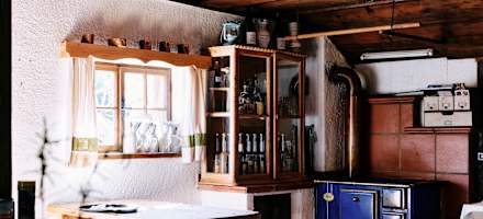 Stube mit Ofen in der Lärchenhütte