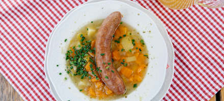 Suppe mit Wurst auf der Lammersdorfer Hütte