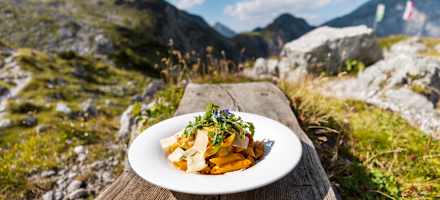 Köstliches Mittagessen auf der Lamsenjochhütte