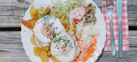 Spiegelei mit gerösteten Kartoffeln und Salat auf der Langtalereckhütte