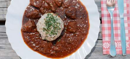 Tiroler Knödel mit Gulasch auf der Langtalereckhütte