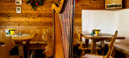 Die Stube der Latschenalm ist besonders urig.