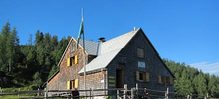 Die ganzjährig bewohnbare Liezener Hütte (1.767 m) liegt unweit von Liezen im Toten Gebirge