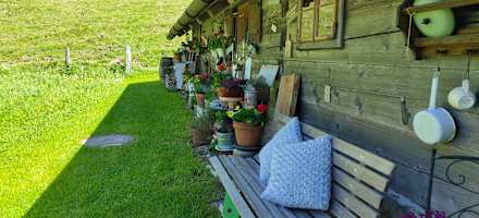 Gemütliche Hüttenbank bei der Lippenbauernhütte