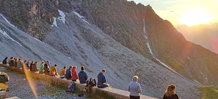 Den Sonnenuntergang auf der Terrasse der Lischanahütte genießen