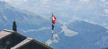 Die Suls-Lobhornhütte liegt auf einem Hochplateau der Sulsalp.