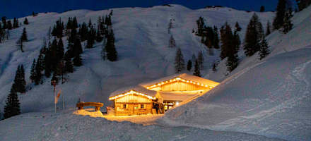Die Loosbühelalm an einem Winterabend.