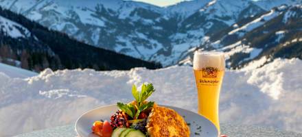 Kaspressknödel mit Salat auf der Loosbühelalm