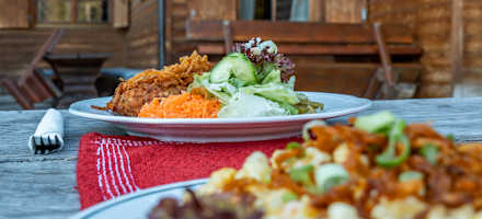 Kasspatzn und Kaspressknödel vor der Lottenseehütte draußen