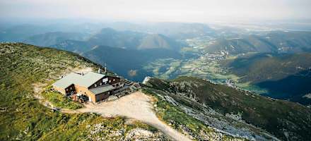 Die Fischerhütte mit Blick vom Schneeberg ins Wiener Becken