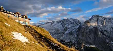 Das Rifugio Viel del Pan im Abendlich und fantastischer Aussicht.