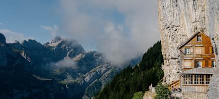 Das bekannte Aescher Wildkirchli im Appenzellerland