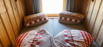 Ein Doppelbett auf der Meilerhütte.